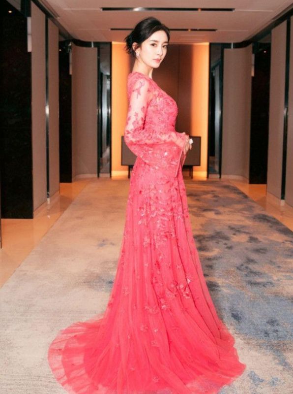杨幂近期的时装秀，大家都说穿红色裙子好看！